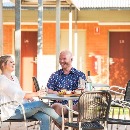 Strath Motel Strathalbyn Bagian luar foto